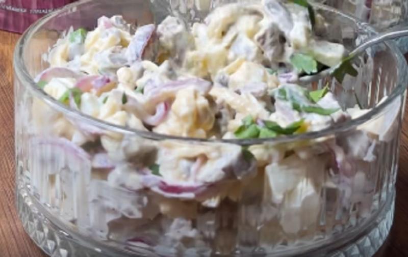 Економний салат з курячих сердечок, що завоює серця вашої родини.