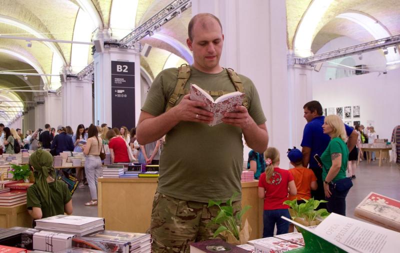 Книги для фронту та лікарень: які ініціативи в Україні підтримують військових і цивільних осіб