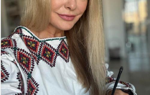 Поки старша сестра читала, Ольга Сумська продемонструвала, як вона брала участь у написанні Радіодиктанту національної єдності 2025 року.