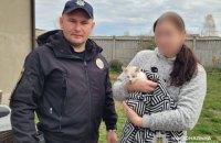 Правоохоронці залучили до відповідальності батька малюка, який розфарбував кота фломастерами.