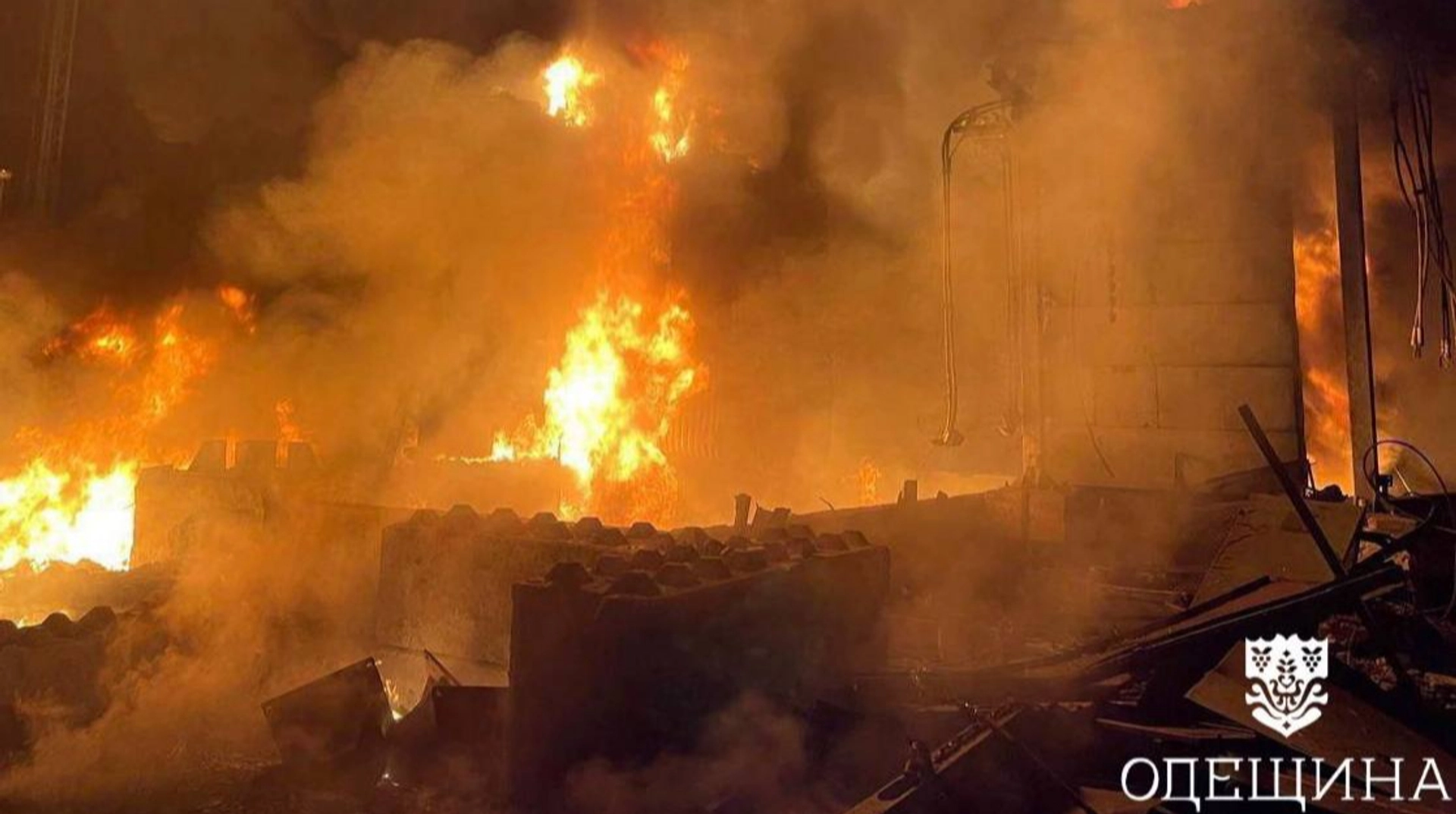 Російські сили атакували енергетичні та портові об'єкти в Одеській області, викликавши спалахи вогню.
