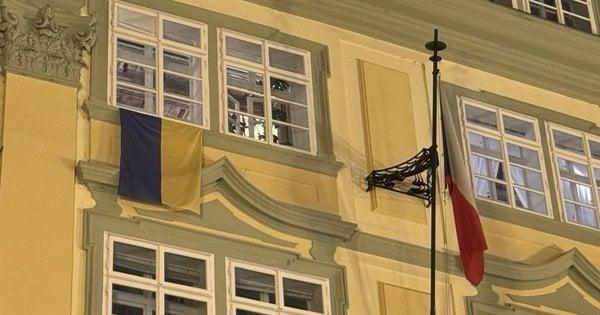 Новообраний спікер чеського парламенту зняв український прапор з будівлі.
