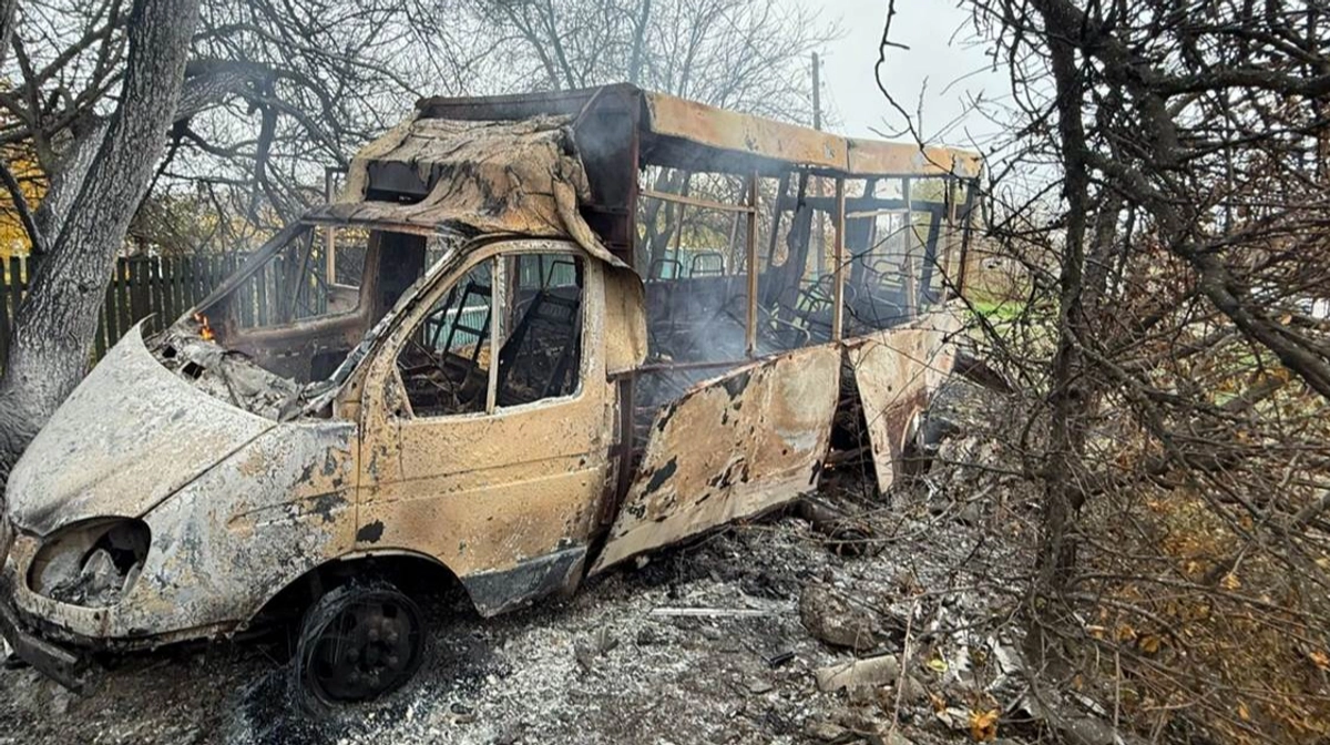 У Донецькій області безпілотники вчинили напад на автобус і велосипедиста: одна людина загинула, троє отримали поранення.