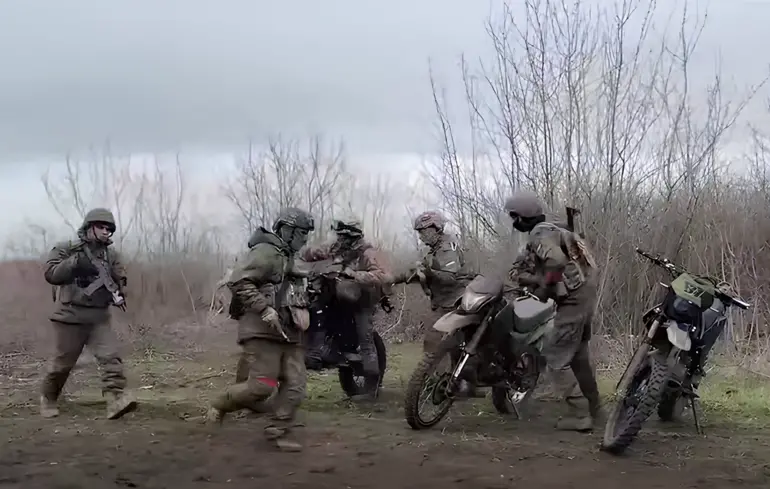 Це місто в Донбасі опинилося на межі блокади, тут практично повністю зруйновано всю інфраструктуру постачання. -- DeepState