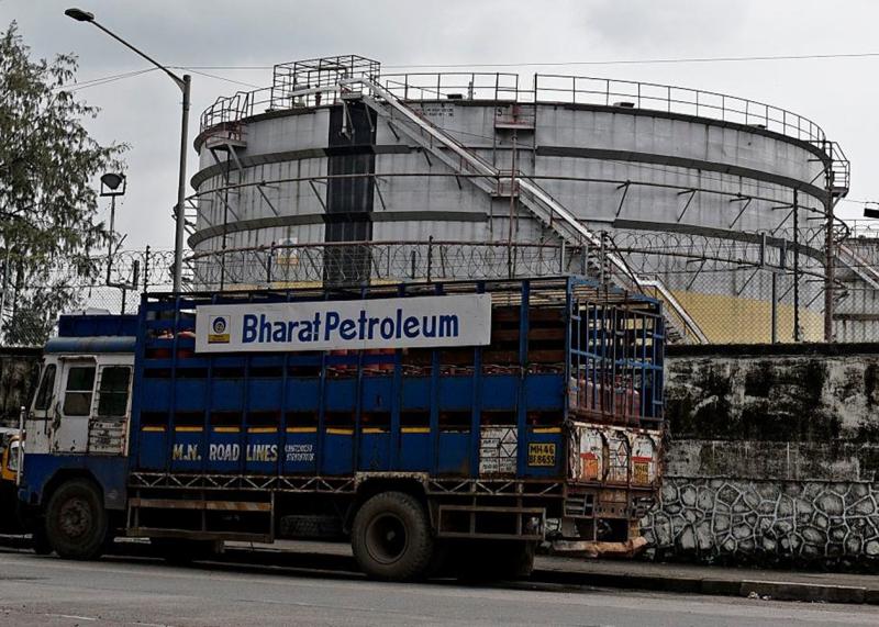 Згідно з інформацією ЗМІ, більшість нафтопереробних заводів Індії припинили імпорт російської нафти.