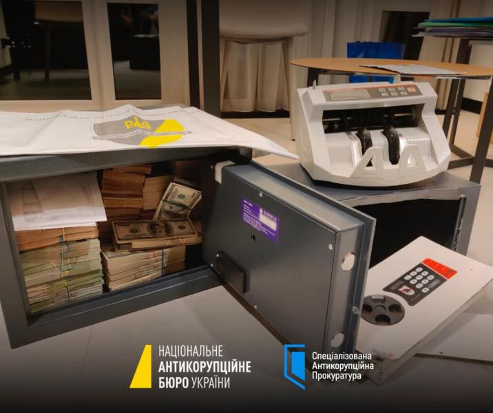 Економіст Пендзин зазначив, що ФБР почало своє розслідування тільки після того, як було опубліковано фото від НАБУ.