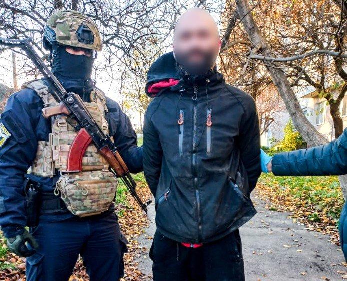 У Рівному поліція затримала наркоторговця, який спробував втекти, вистрибнувши з вікна на третьому поверсі. Кримінал - Останні новини Рівного та регіону -- Рівне Вечірнє.