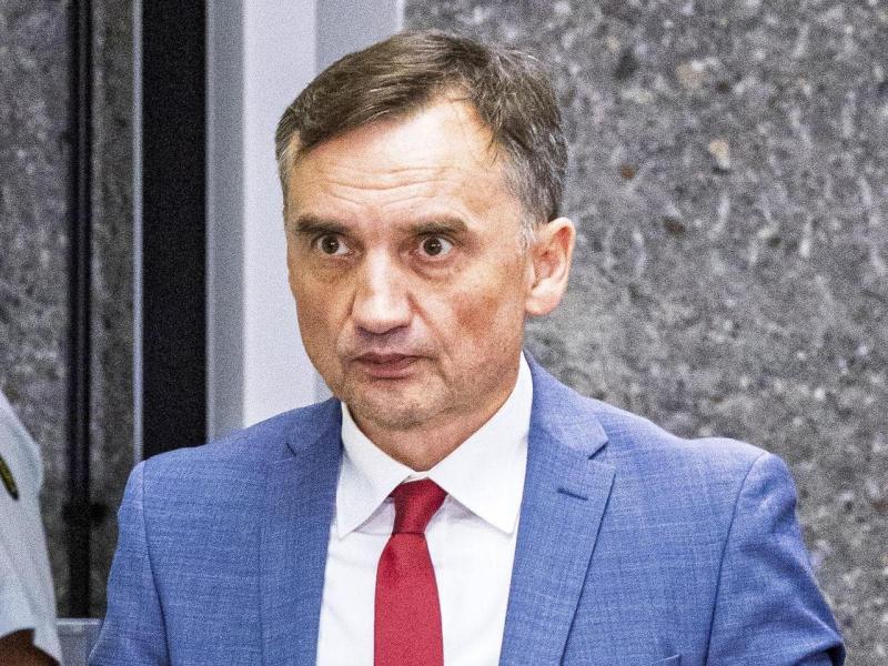 Польща відкликала дипломатичний паспорт колишнього міністра, що переховується в Угорщині.