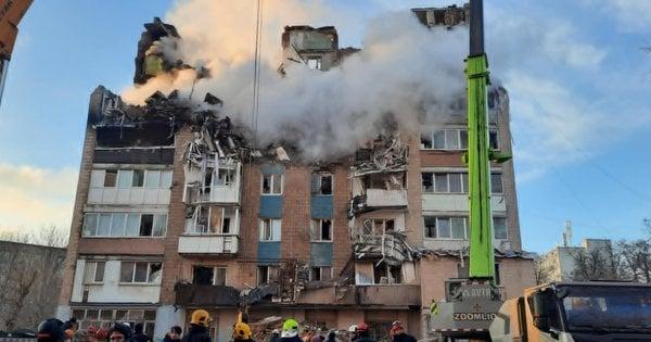 З-під уламків багатоповерхового будинку на вулиці Стуса в Тернополі було врятовано 20-річного молодого чоловіка.