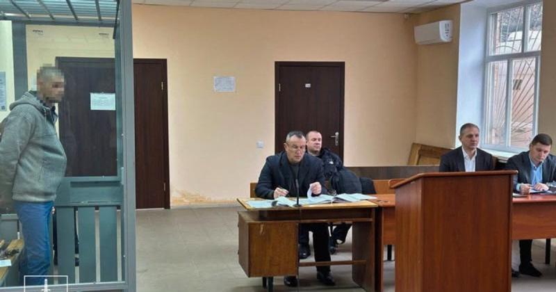 Чоловік жорстоко побив немовля своєї співмешканки до його смерті: який вирок виніс суд?