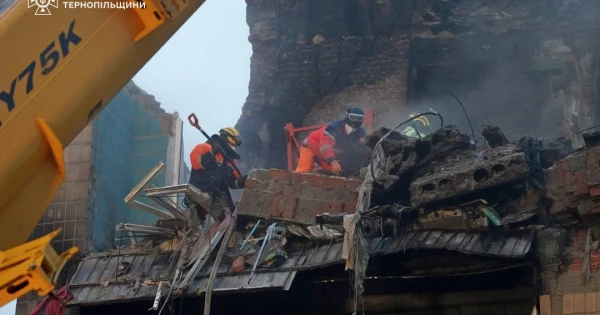 У Тернополі продовжуються рятувальні операції в зоні влучення російської ракети: близько 20 осіб вважаються зниклими безвісти.