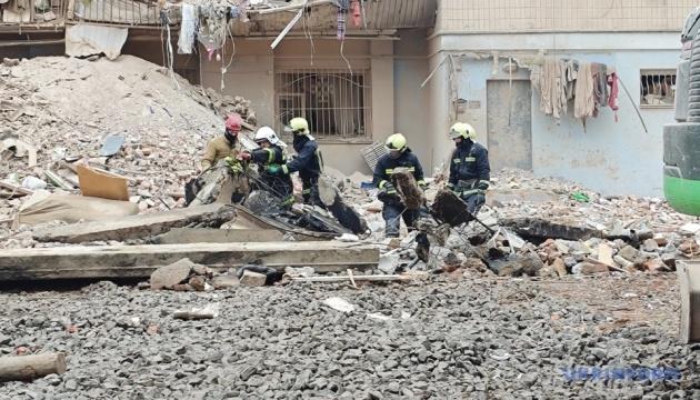 У Тернополі продовжуються роботи з пошуку на місці знищеного житлового будинку.