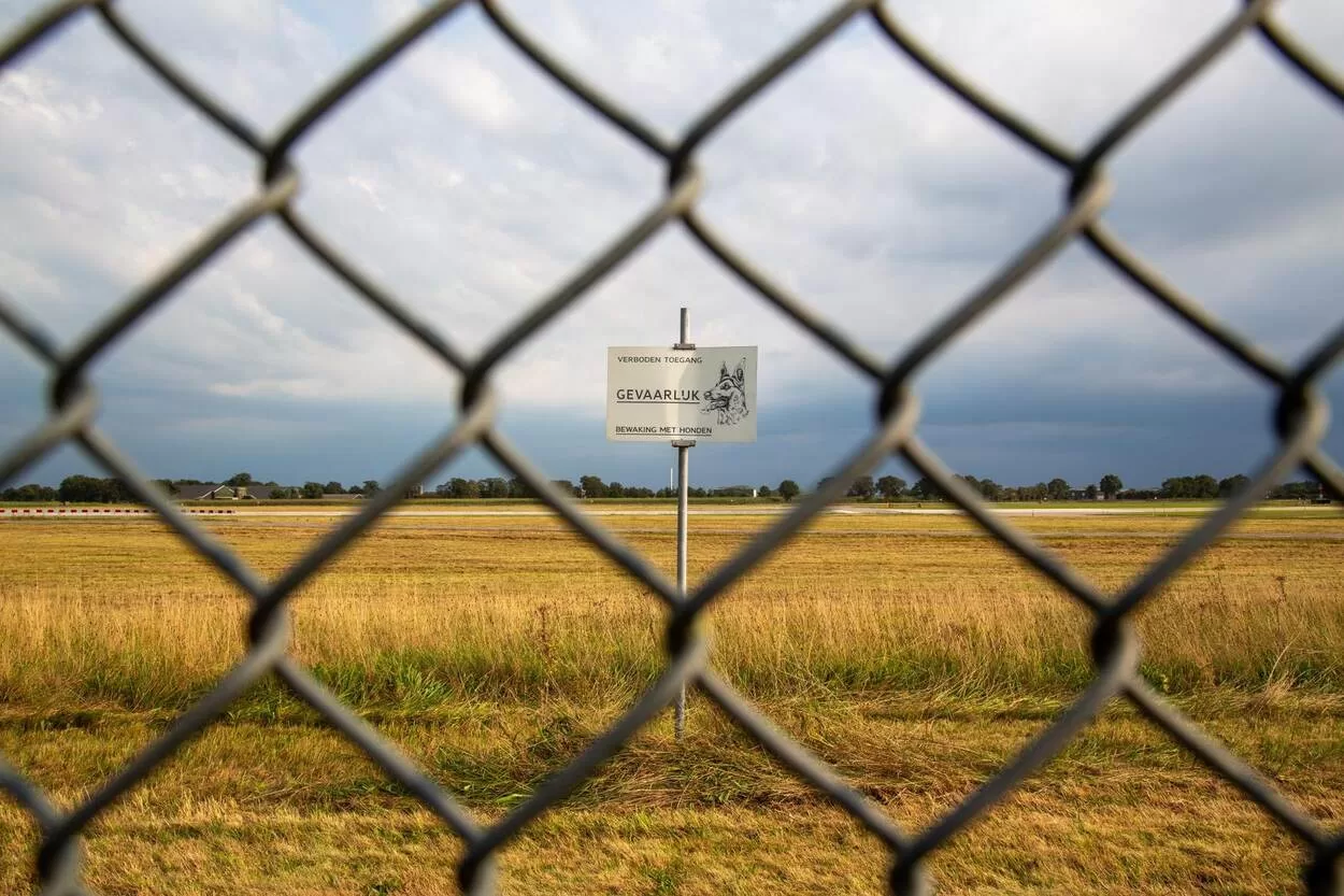 Над військовою базою Фолькел у Нідерландах зафіксували присутність кількох дронів, внаслідок чого військовослужбовці відкрили вогонь. | Основні новини України.
