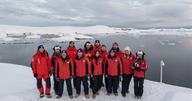 Пінгвіни в ролі колядників, новорічна ялинка та кутя: учасники 30-ї експедиції поділилися враженнями про святкування Різдва на станції