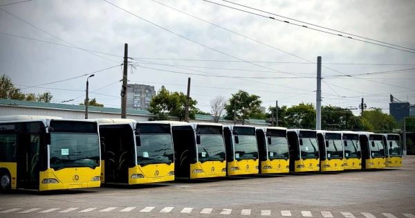 В Одесі почали діяти безкоштовні соціальні автобуси, які були передані партнерами рік тому.