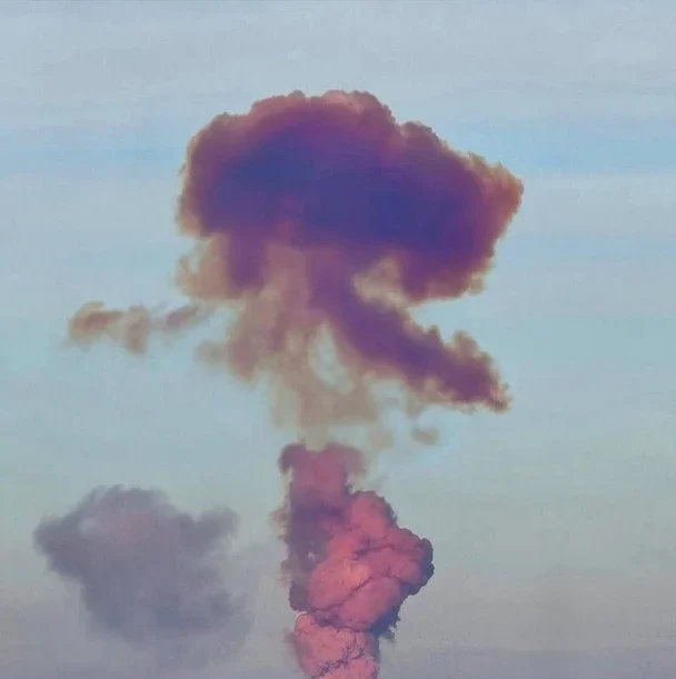 У російському місті Оренбург під час тестування ракети відбувся вибух, внаслідок чого піднявся фіолетовий дим.