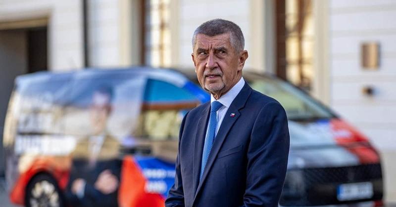 Які причини затримують зміну уряду в Чехії та які неочікувані наслідки це може мати?