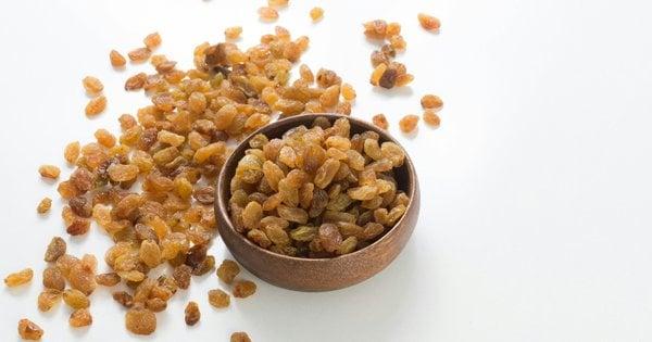 Вода, коньяк або вино: який спосіб найефективніше замочити родзинки для випічки?