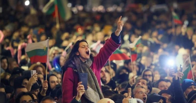 Чому уряд Болгарії виявився в нестабільному становищі під час переходу країни на євро, і які наслідки це може мати для України?