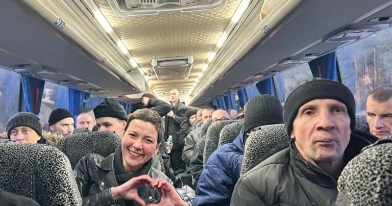 Білорусь відправила Україні 114 звільнених політичних в'язнів – перші знімки – online.ua