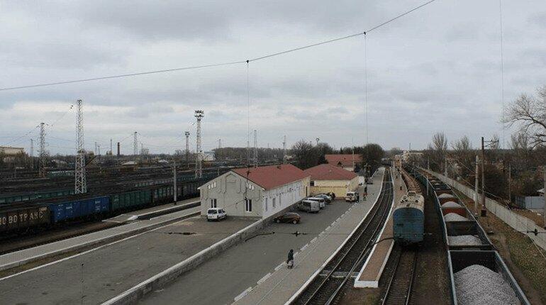 Вибухові пристрої під маскуванням: як загарбники експлуатують залізничну інфраструктуру Донеччини для перевезення озброєнь.