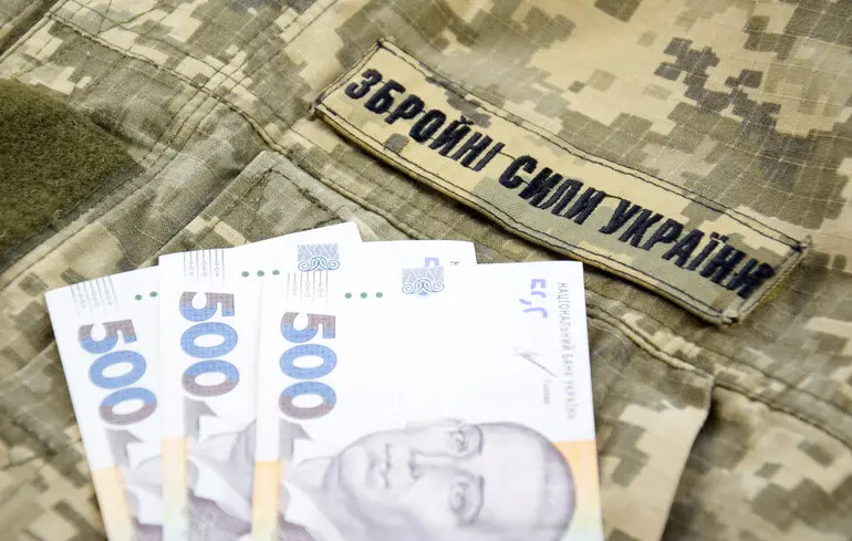 Згідно з опитуваннями, українці вважають війни найсерйознішою проблемою країни, а корупцію у владі займає друге місце.