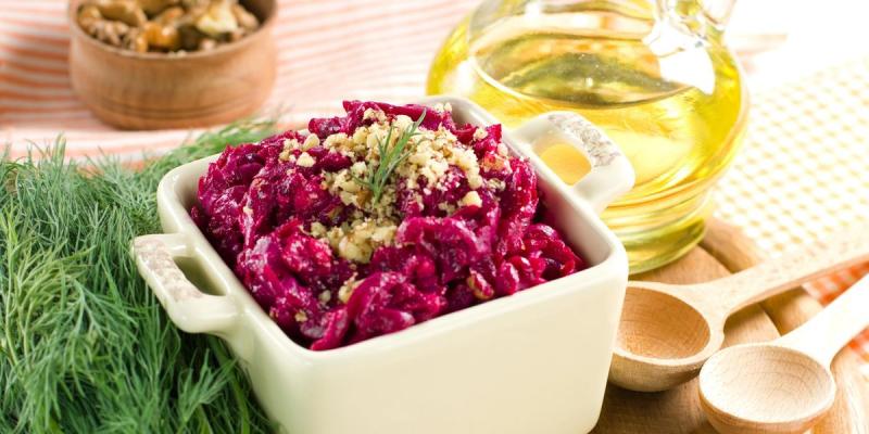 5 економних салатів на Новий рік, які ви обов'язково захочете приготувати — покрокова інструкція.