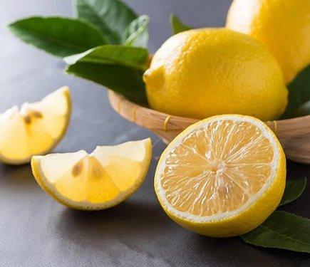 Що відбувається з тілом при щоденному вживанні лимона: переваги та можливі небезпеки.