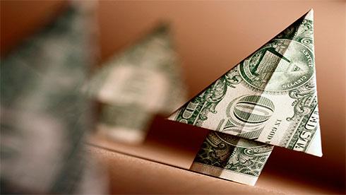 Долар США підвищується в ціні відносно євро та єни, але знижується щодо фунта стерлінгів після засідання Банку Англії.