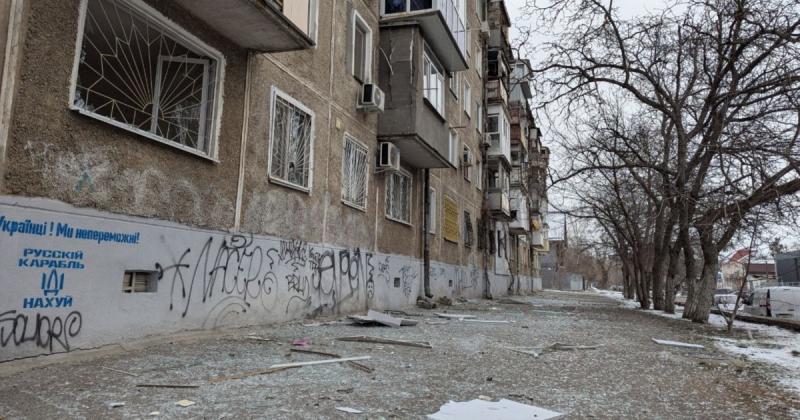 Війська Російської Федерації завдали удару по Миколаєву з використанням КАБ, внаслідок чого постраждав один чоловік, а склади зазнали значних руйнувань, повідомляє Кім.