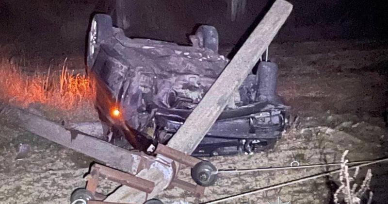 Трагічна подія в Київській області: автомобіль Skoda перевернувся після удару об стовп, одна особа загинула (фото)