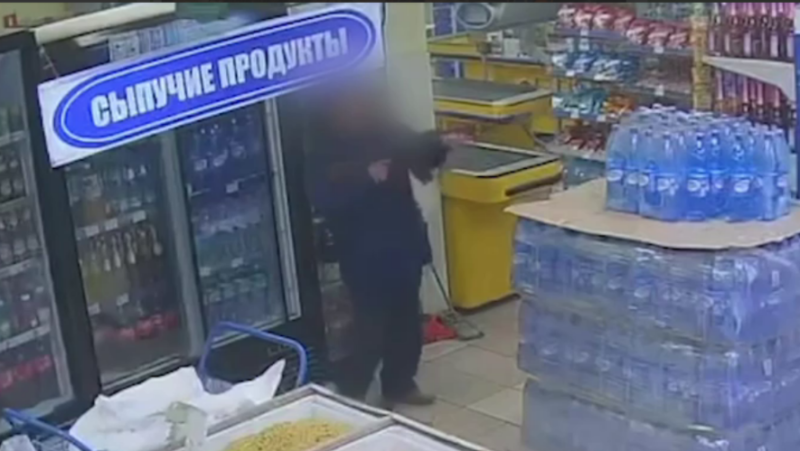 Влаштував хаос у супермаркеті: у захопленому Донецьку арештували чоловіка з автоматом, - ВІДЕО