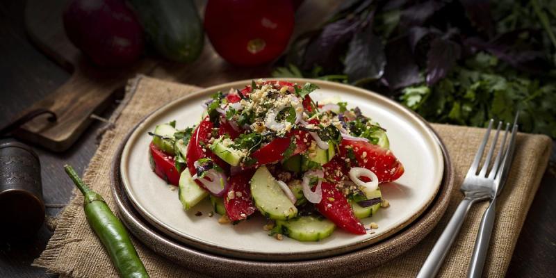 Грузинський салат з горіховою заправкою - легкий рецепт для святкування Нового року.