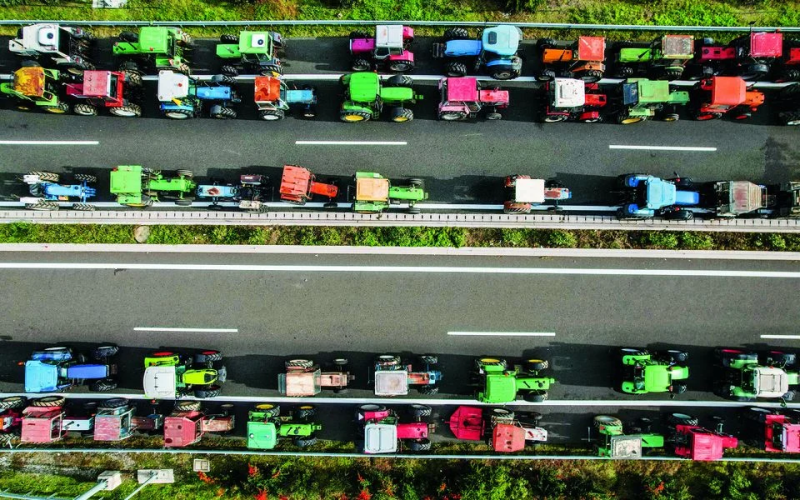 У провідній політичній партії Греції виникає напруга через акції протесту селян.