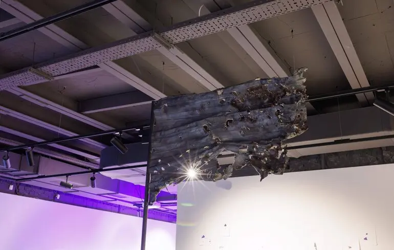 Фрагмент однієї з ТЕС ДТЕК, що зазнала атак агресора, перетворився на арт-інсталяцію від художника Кадана.