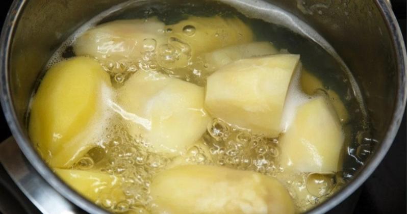 Що можна покласти у воду при варінні картоплі: це допоможе зекономити час і зробить її смачнішою.