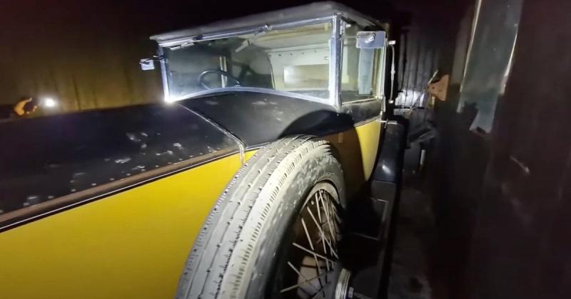 Скарби в старому гаражі: в занедбаному маєтку виявили унікальний Rolls-Royce віком понад століття (фото)