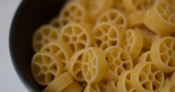 Навіщо обсмажувати макарони для супу: маловідома хитрість, яка змінить ваш підхід до приготування!