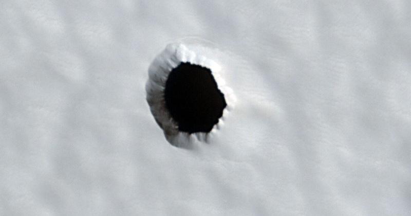 На поверхні Марса виявили таємничу порожнину: які перспективи вона відкриває для порятунку астронавтів?