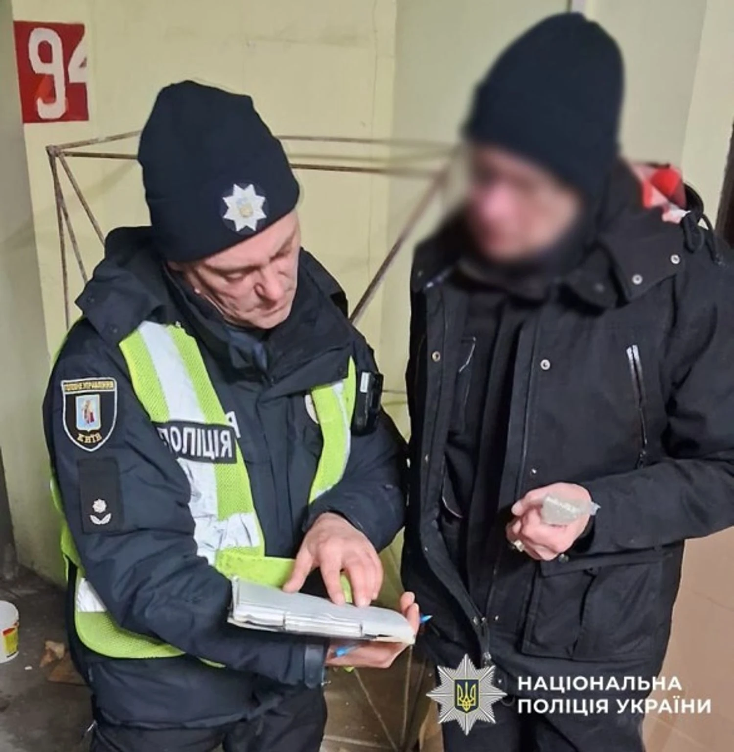 Не допустивши людей до укриття під час інтенсивного обстрілу, поліція взяла під контроль ситуацію з охоронцем паркінгу в Києві | УНН