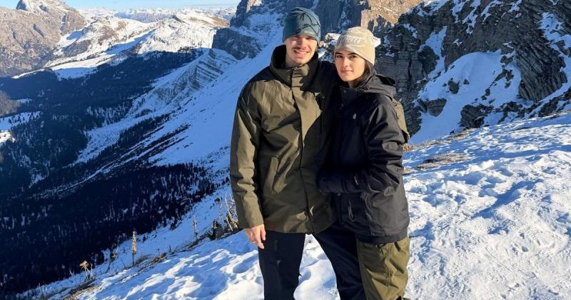 Ромео Бекхем насолоджується відпусткою на гірськолижному курорті в компанії своєї нової обраниці та публікує світлини.