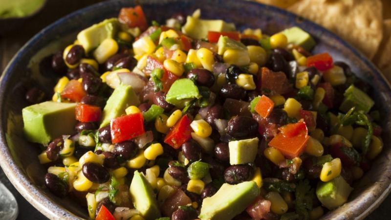 Блюдо всього за 20 хвилин: як створити салат з курячим філе, чорними бобами та кукурудзою - Радіо Максимум