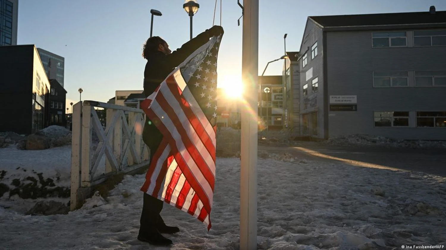 Це не кумедно: німецького гумориста, що намагався підняти американський прапор у Гренландії, оштрафували та зробили йому зауваження | УНН