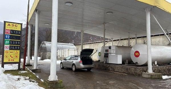 З незаконної автозаправної станції в Закарпатті було конфісковано 30 тонн пального.
