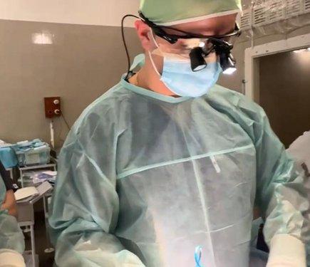 Відновлення стінки черевної порожнини: хірурги з Києва та Одеси здійснили непересічну хірургічну процедуру.