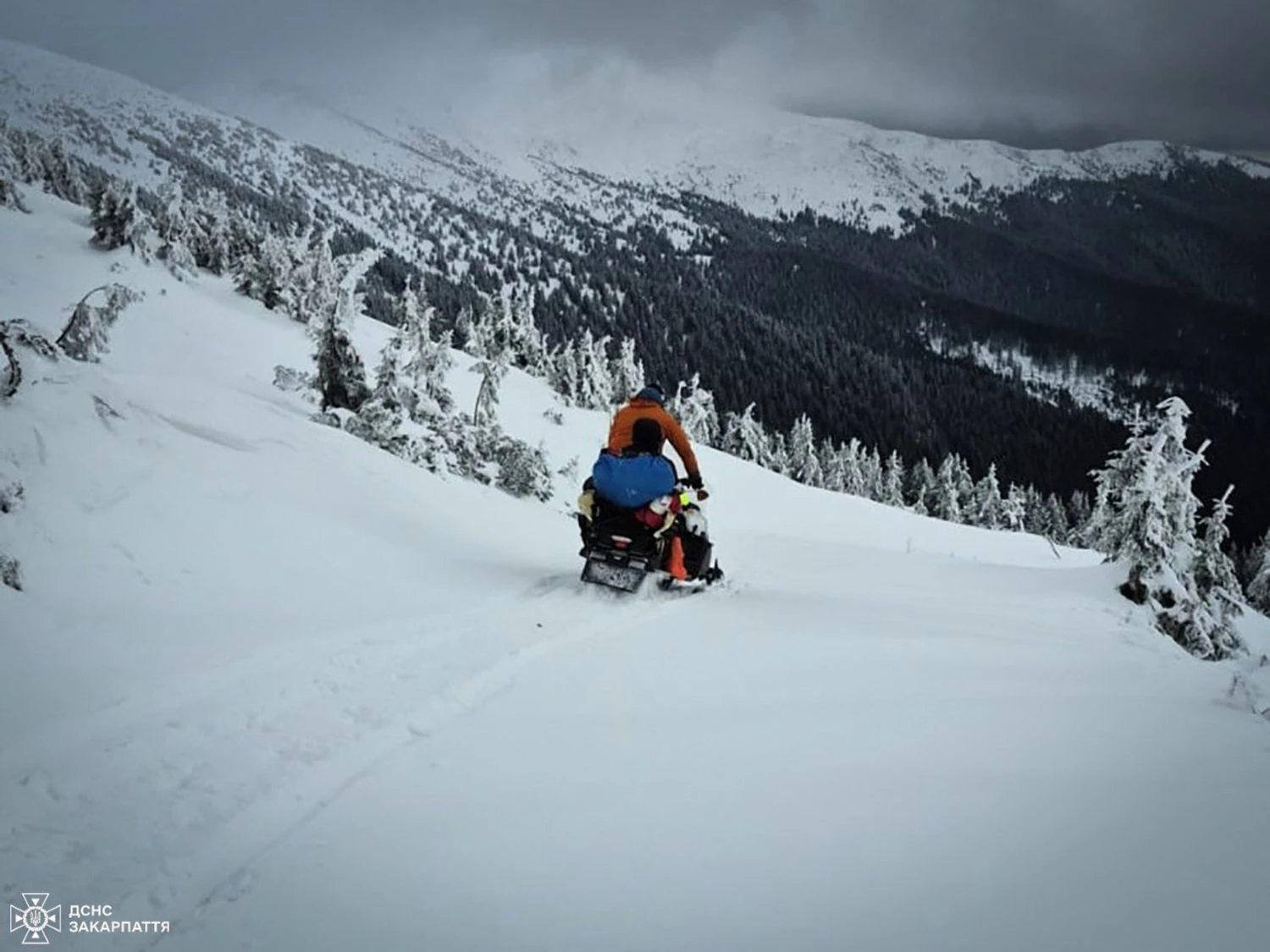 Два мандрівники зазнали обмороження та ледь не загинули від холоду на Чорногірському хребті | УНН