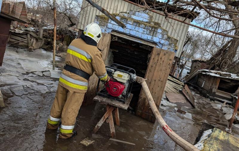 Затоплення, льодові кірки та перекриті шляхи: у яких областях України погодні умови призвели до збитків.