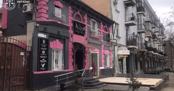 У центрі Миколаєва демонтували нелегально збудовану надбудову біля магазину.