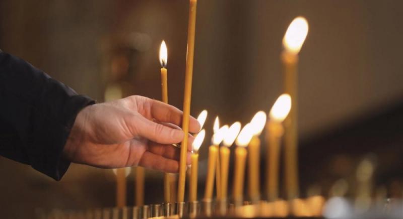 7 березня: сьогодні відзначається церковне свято — люди приносять до храму свої молитви і запалюють свічки на знак пам'яті та підтримки.