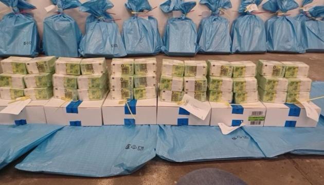 В Угорщині оголосили про вивезення українських інкасаторів та продемонстрували вилучені гроші.